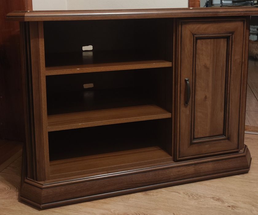 Szafka RTV / półka pod telewizor – klasyczna, drewniana, solidna