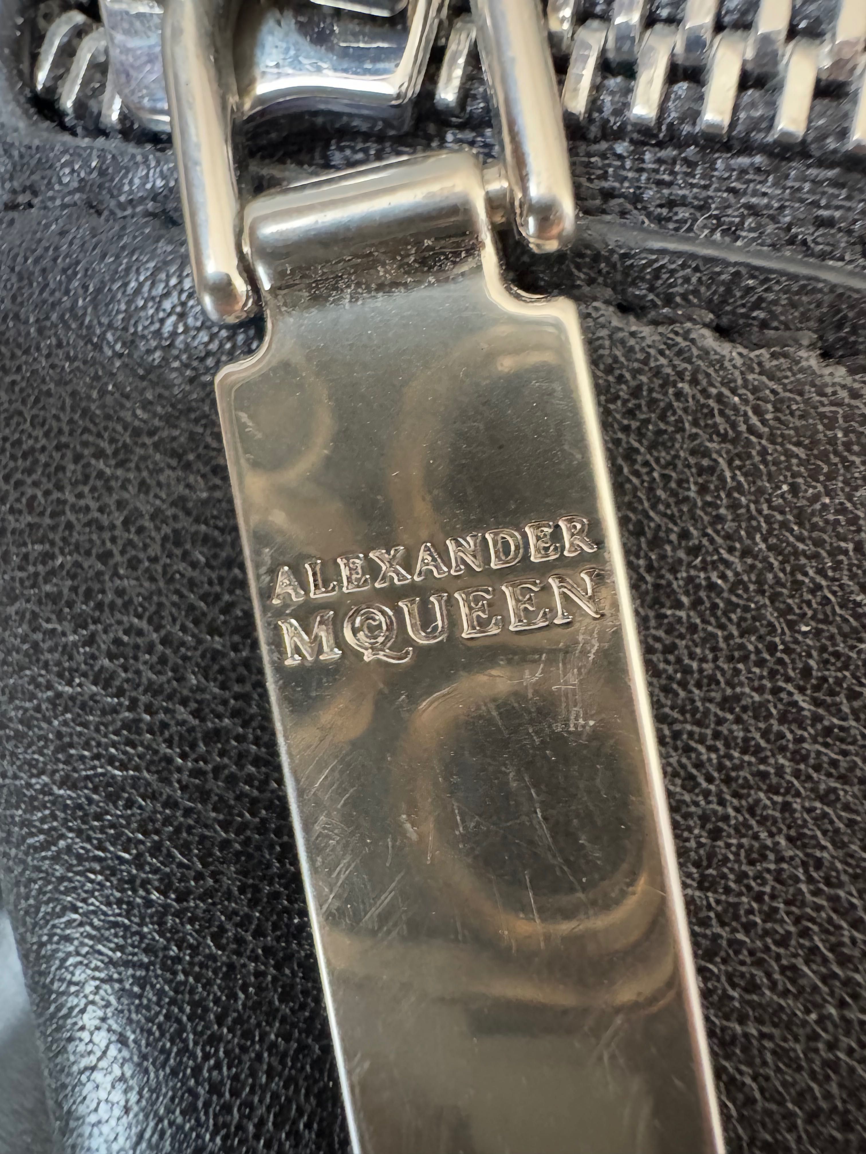 Czarna kopertówka na nadgarstek, MCQ by Alexander McQueen