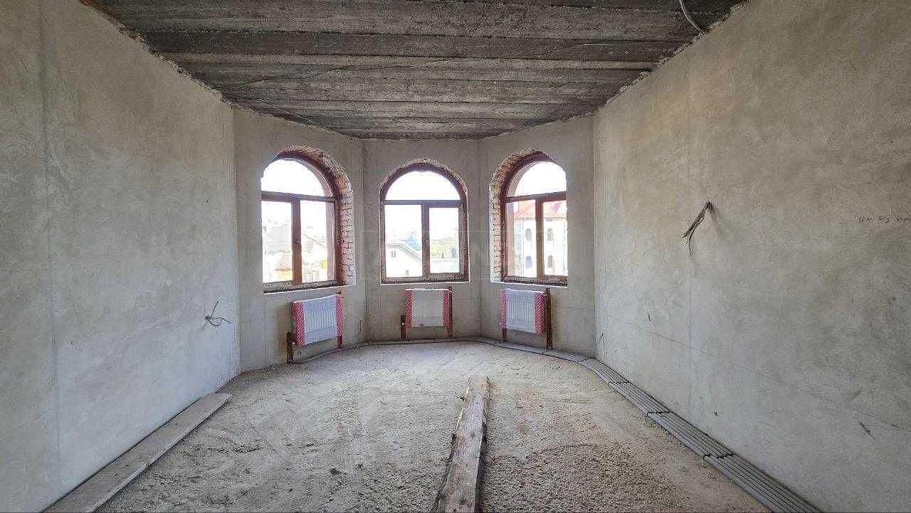 Будинок з великою ділянкою у передмісті Івано-Франківська