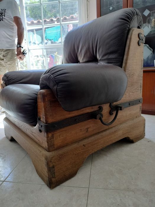 2 Cadeirões rústicos em couro e madeira maciça