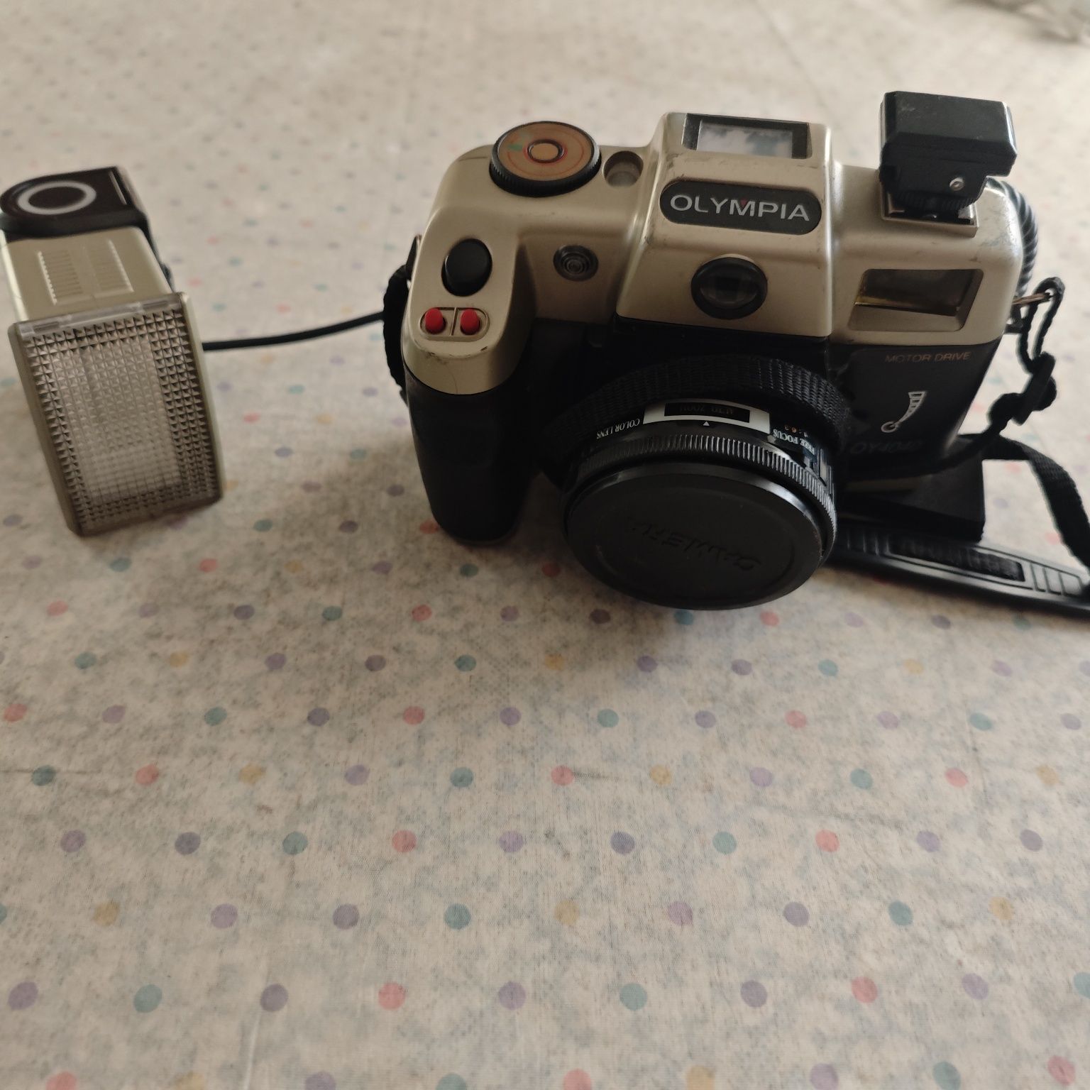 Máquina fotográfica da marca Olympus com flash