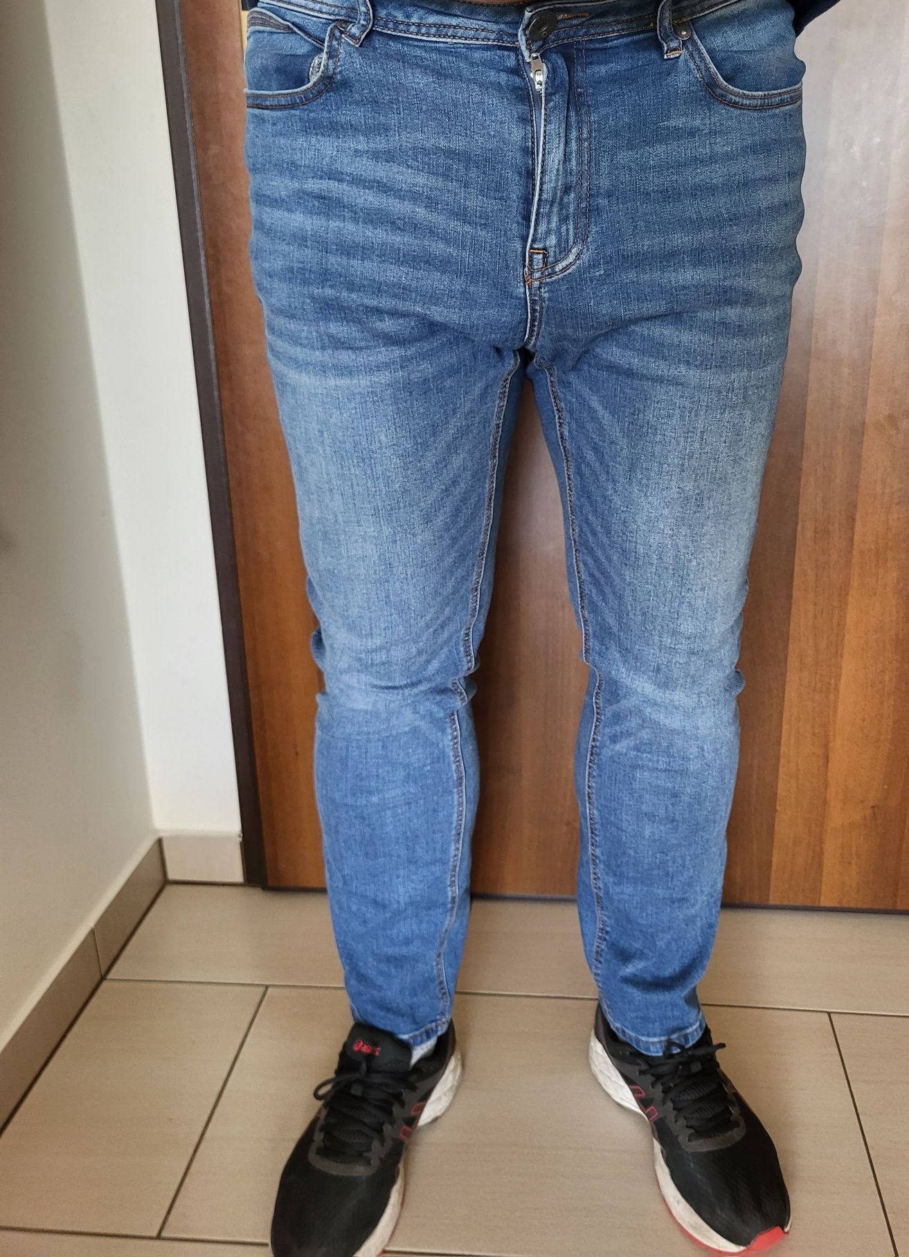 Niebieskie jeansy spodnie męskie