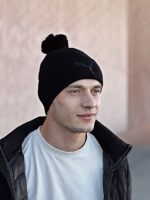 Мужская теплая шапка Puma на флисе с помпоном вязка черная с вышивкой