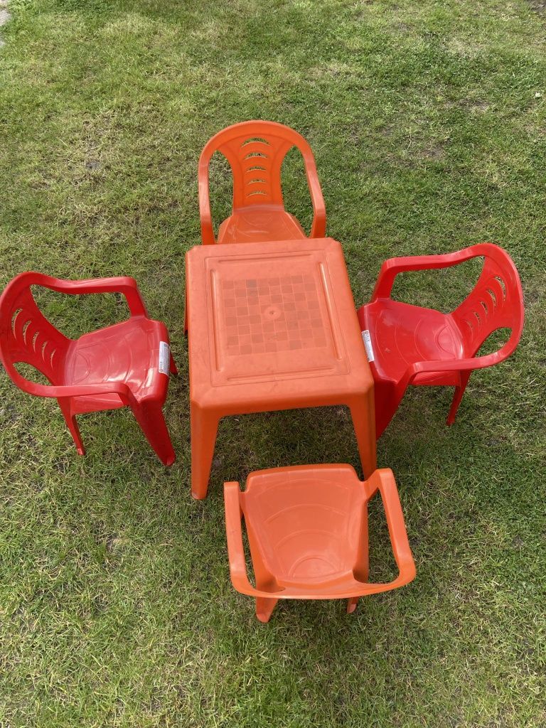 Zestaw stolik +4 krzesełka plastikowe dla dzieci