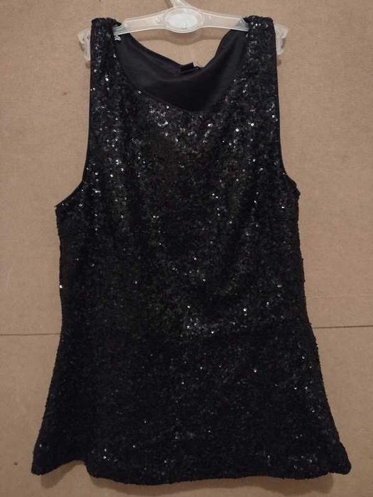 Czarny top z baskinką i cekinami