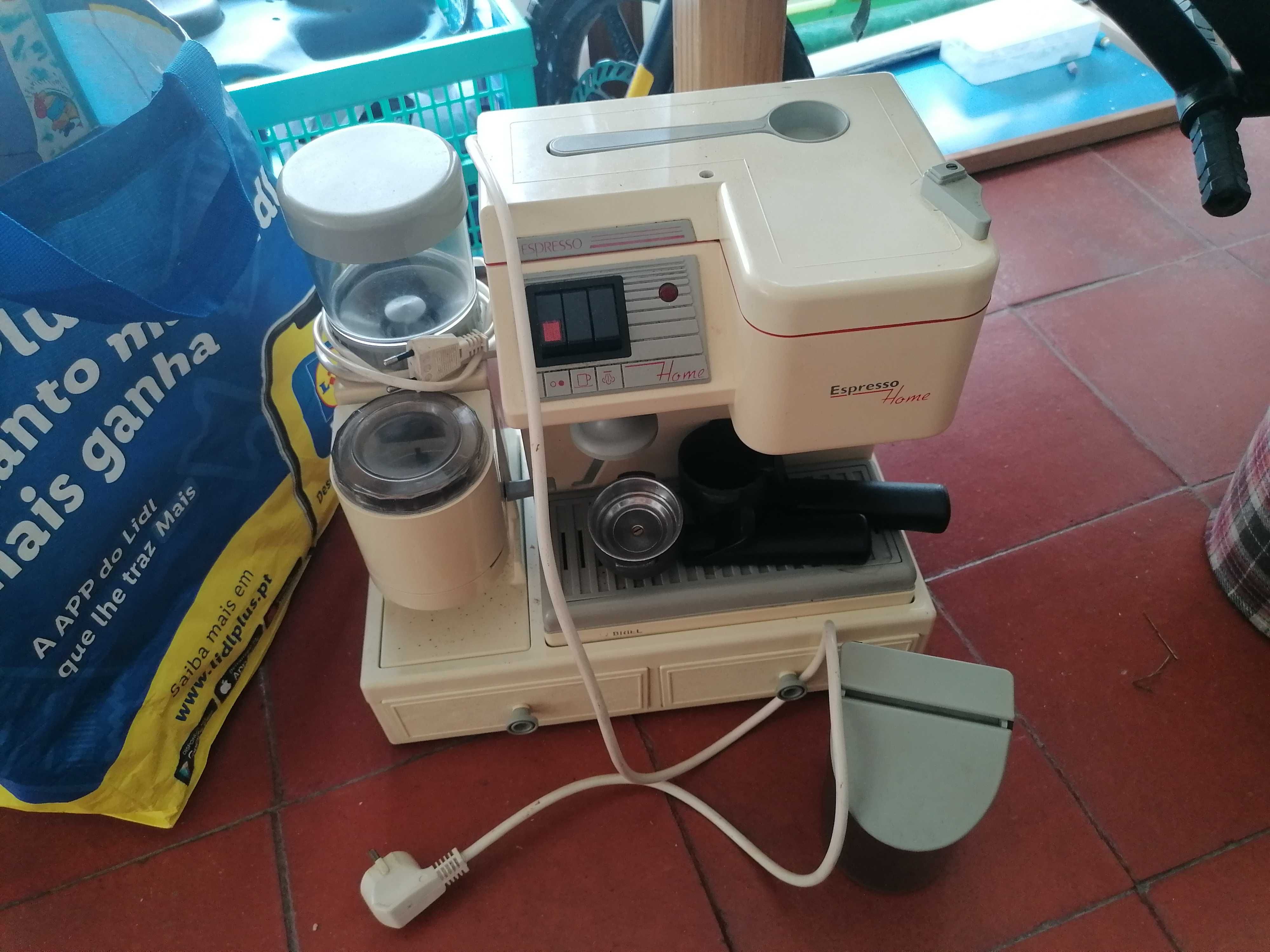 Maquina cafe Briel com moidor cafe