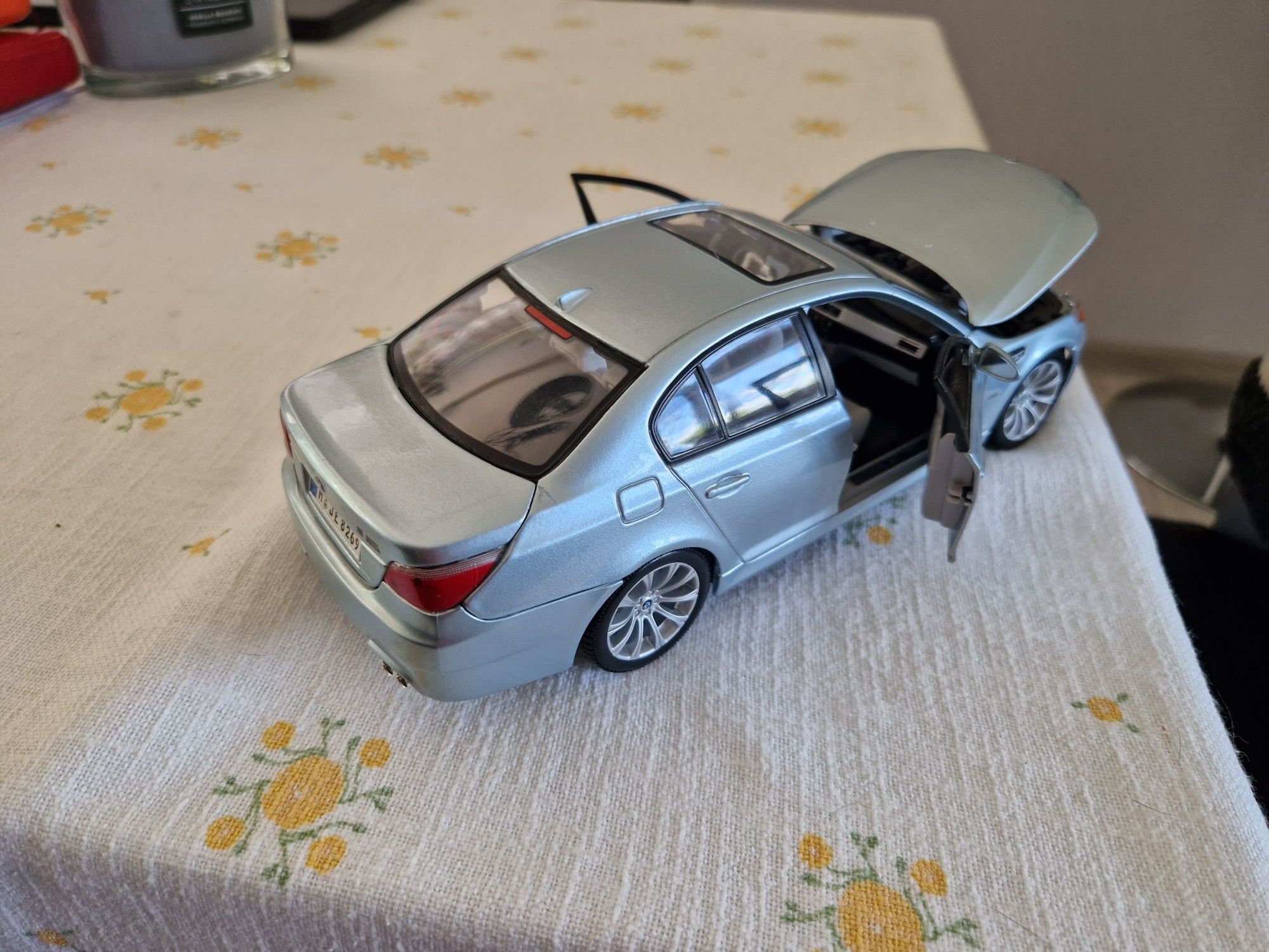 Bmw m5 e60 maisto 1/18 idealny