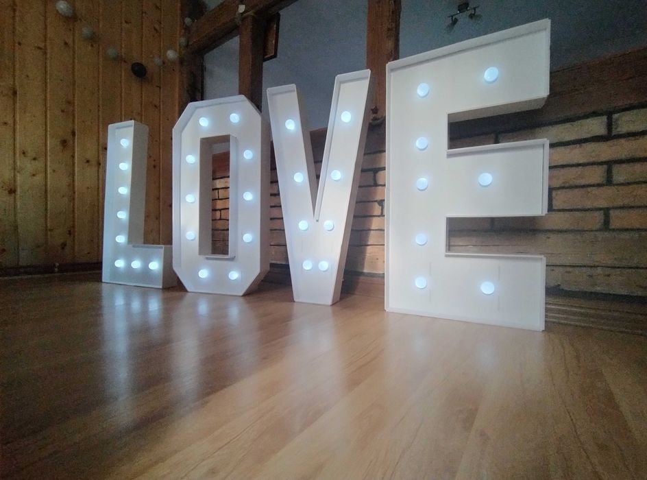 Napis LOVE wynajem