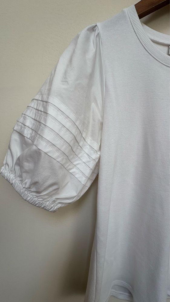 T-shirt de algodão com mangas balao em tecido.