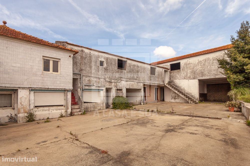 Moradia T3 com comércio para reabilitar e com PIP aprovado em Avanca