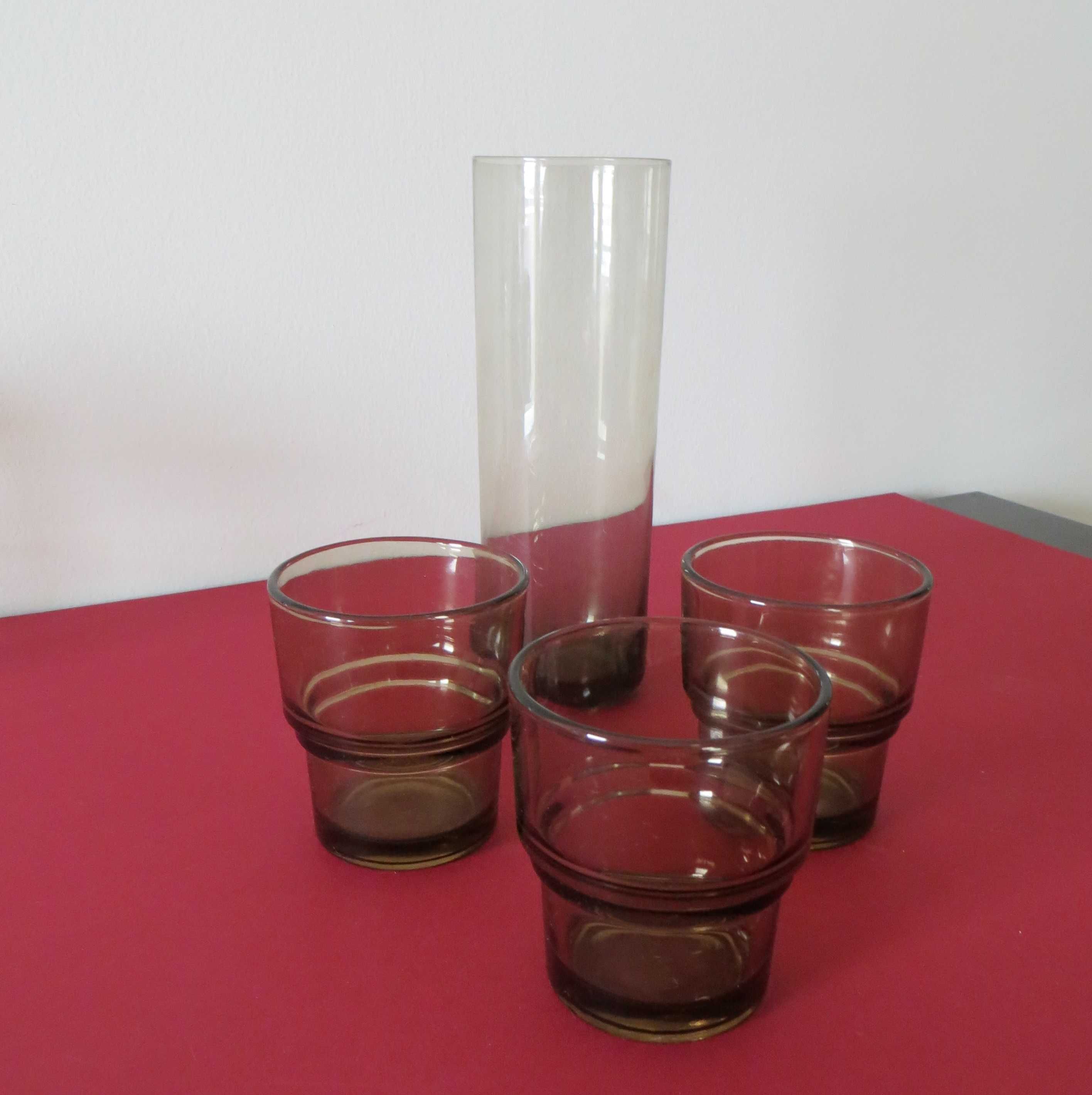 Jarra Antiga, Vidro Alta com e 3 copos mesa também em vidro castanho