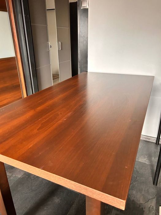 Stol do jadalny w dobrym stanie