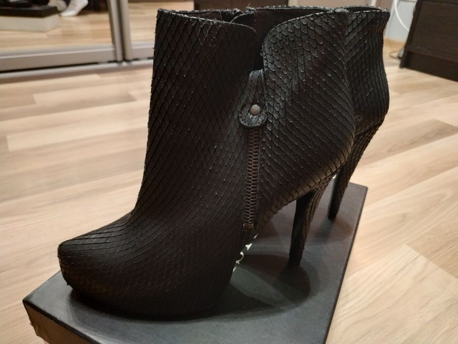 Buty damskie koturna i szpilka