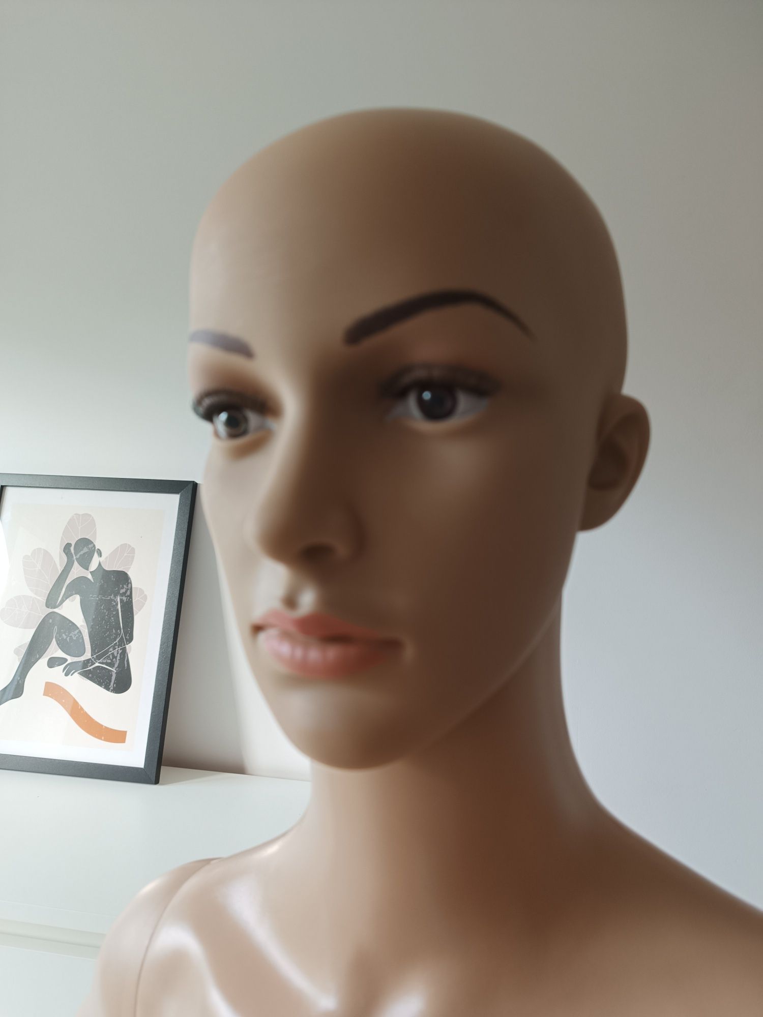 Manekin całopostaciowy wystawowy do zdjęć z peruką rozmiar S