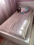 Cama branca 0.90x2.00m e estrado