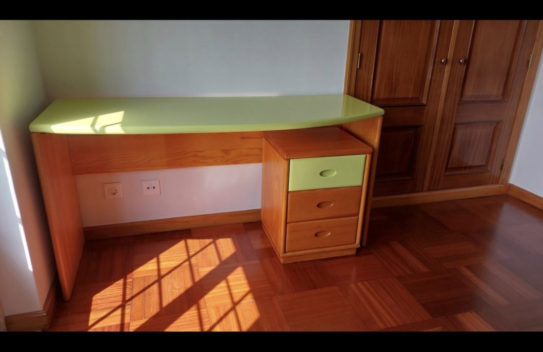 Mobília de quarto em madeira maciça