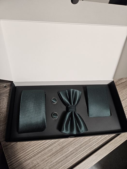 Zestaw muszka krawat spinki poszetkbutelkowa zieleń a