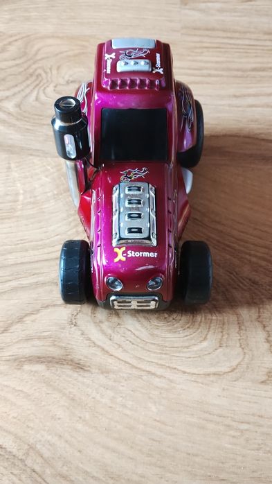 Wypasiony solidny traktorek dla chłopca.