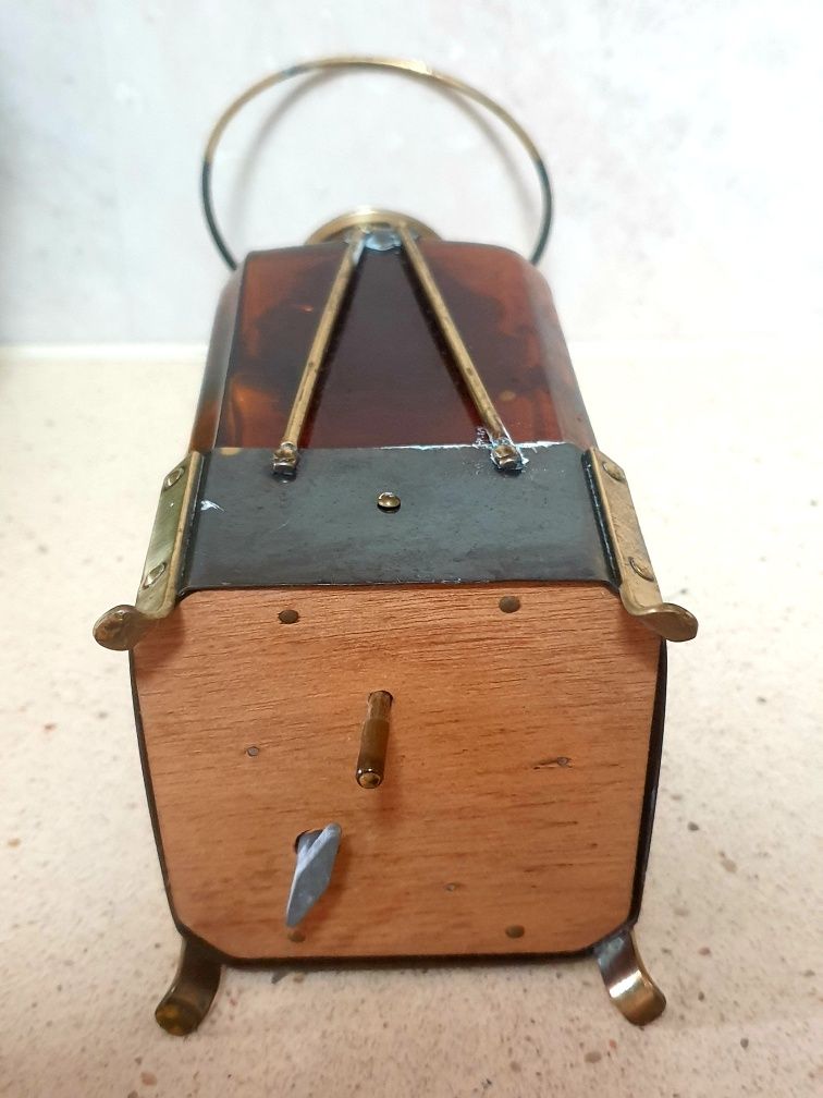 Garrafas licoreiras vintage com armações e caixas de música