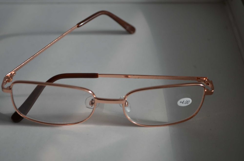 ОКУЛЯРИ +4.0,+3.50   різні, і  Є СКЛО !