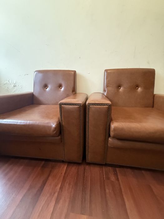 Dois cadeirões castanhos