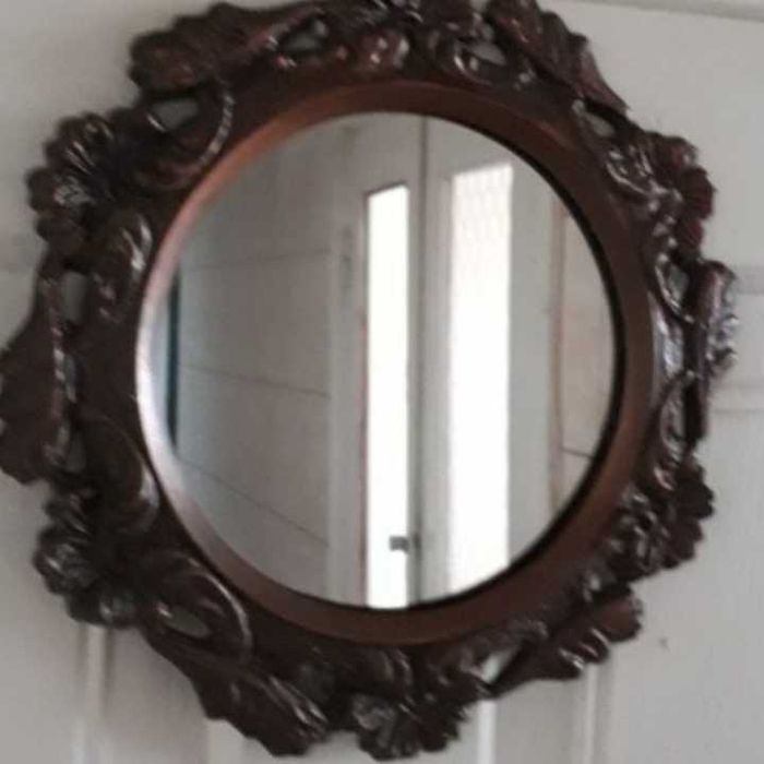 Деревяний мінікомод  з змінним дзеркалом в металічній оправі.