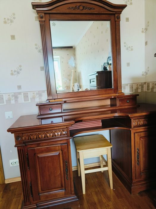 Стол косметический