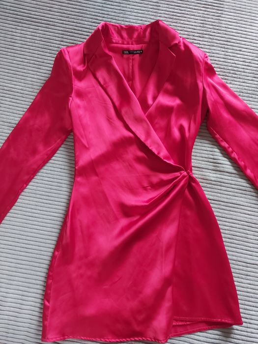 Czerwona satynowa sukienka koktajlowa z poduszkami w ramionachZara XS