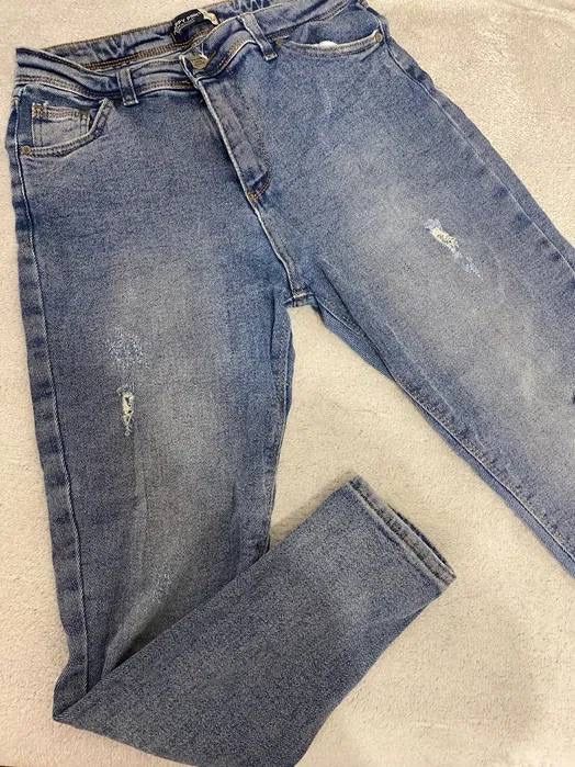 Джинсы slim с рваностями голубые от бренда happy pink