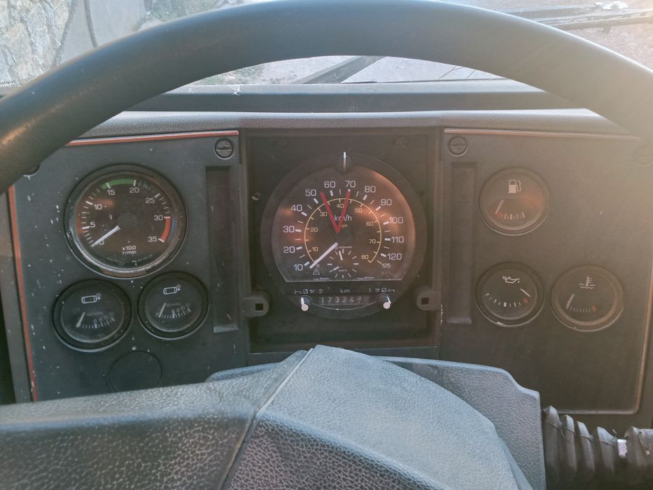 Camioneta carrinha para transporte de cavalos de desporto