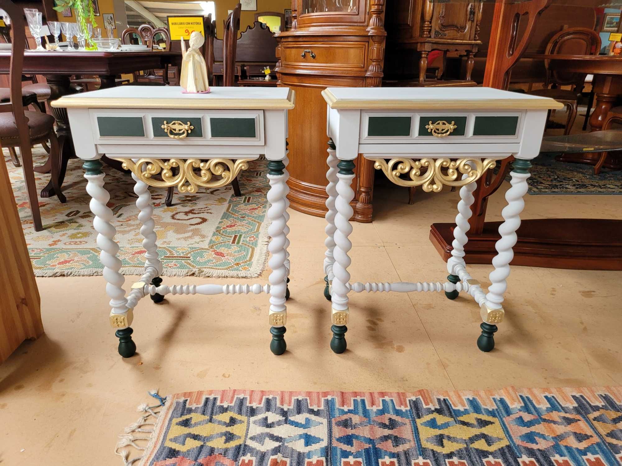 Mesas de cabeceira antigas restauradas e pintadas - Valor unitário - ó