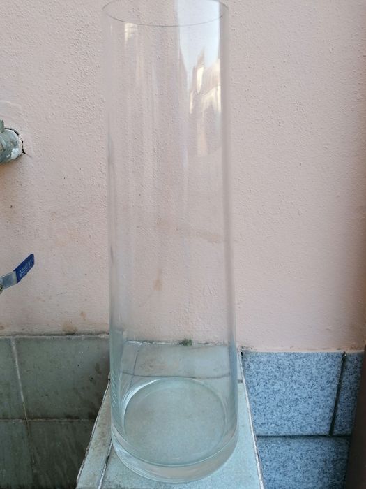 Várias jarras altas em vidro e vários tamanhos