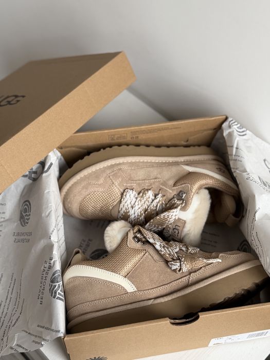 В наявності 36,37 розміри UGG кросівки
