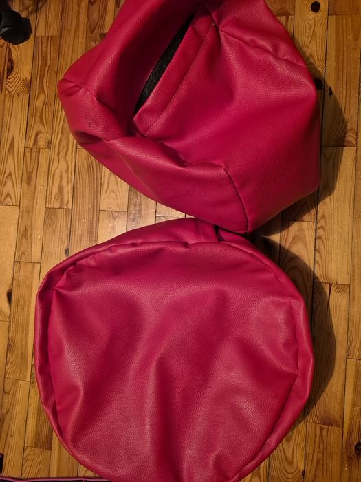 Czerwone wygodne pufy siedziska  z ekoskóry relaksacja