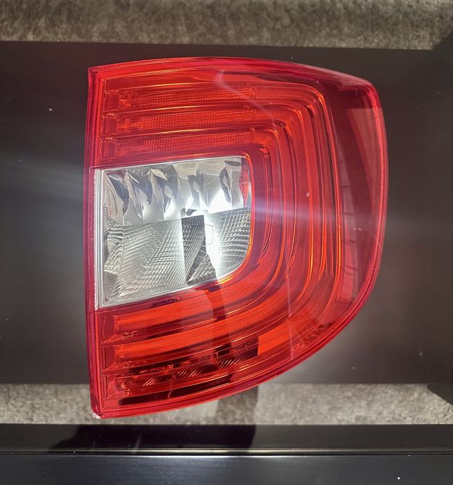 Задній правий ліхтар  LED Skoda superb 2014