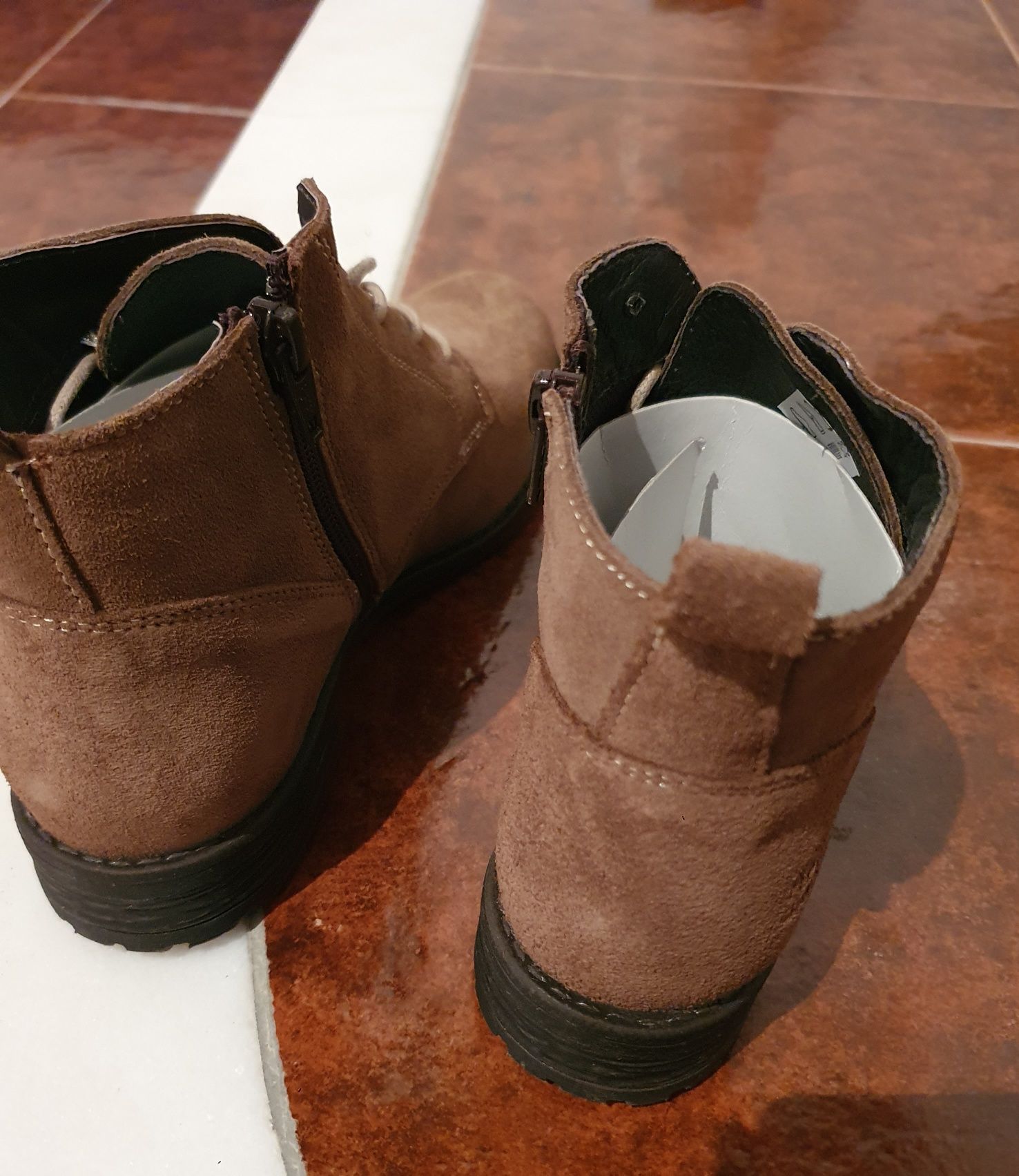 Botas de camurça em camel