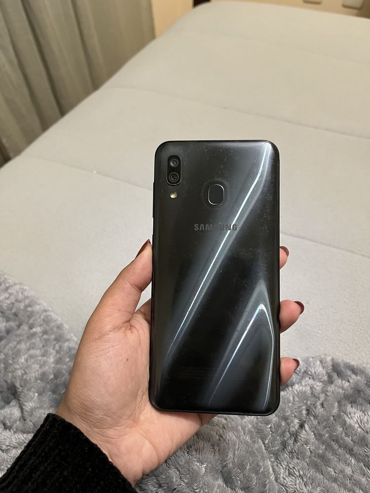 Smartphone Samsung A30 em estado impecável