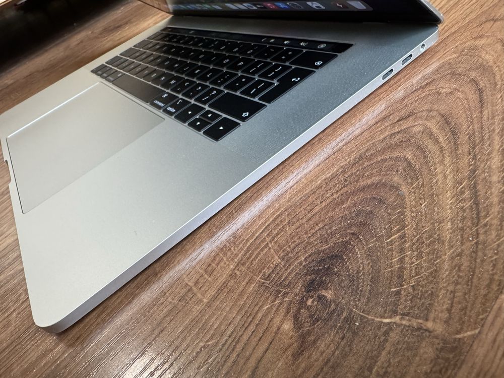 Laptop MacBook Pro 15 i7-8850H/16/512 A1990 Silver 2018 Sequoia