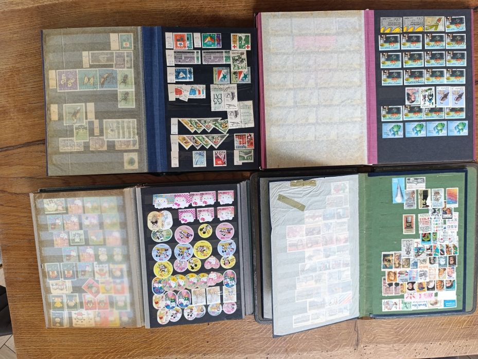 4 duże klasery ze znaczkami cały świat