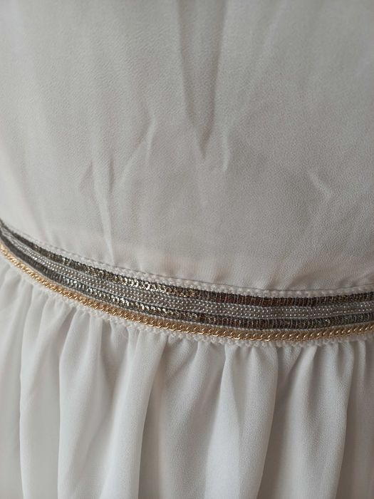 Sukienka biała z ozdobnym paseczkiem