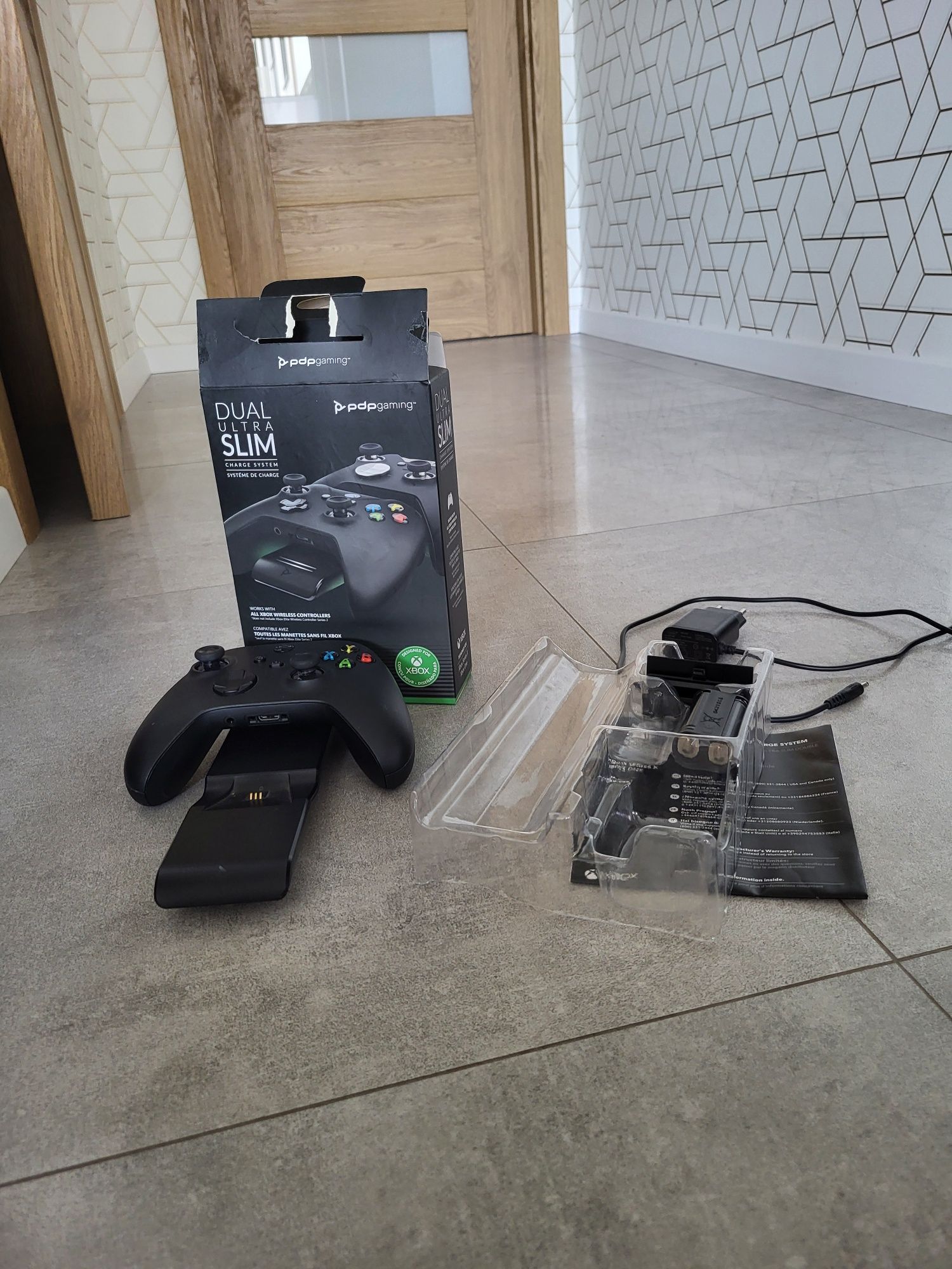 Konsola XBOX series X 1 TB + ładowarka do kontrolerów + dwie gry