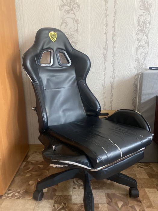 Геймерське комп'ютерне крісло