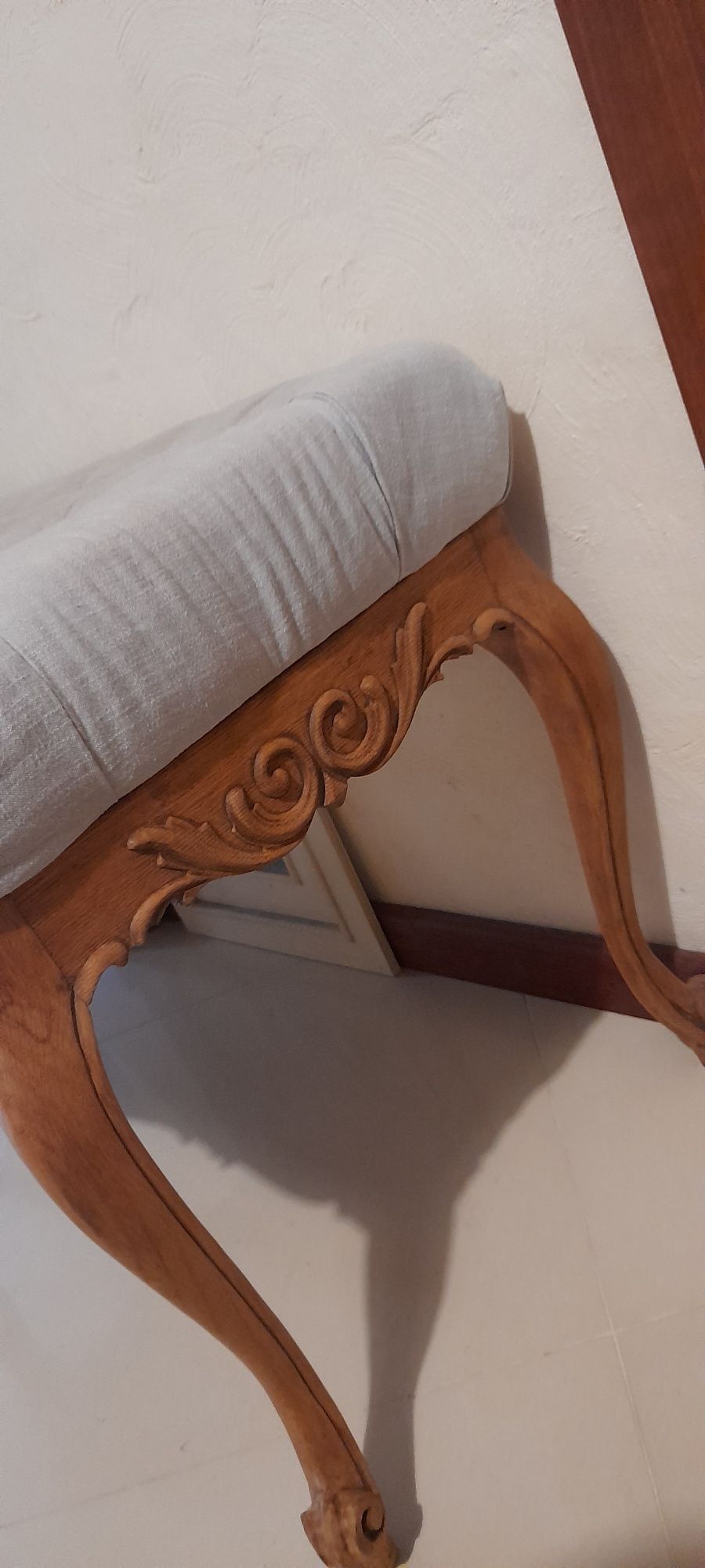 Francuska ławeczka, siedzisko z pięknymi rzeźbieniami