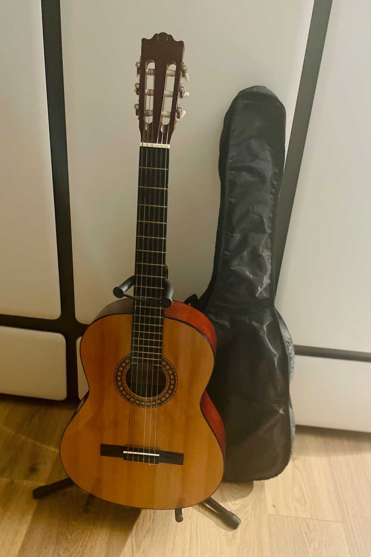 Gitara - Salamanca. Zestaw gitara, pokrowiec oraz stojak do negocjacji