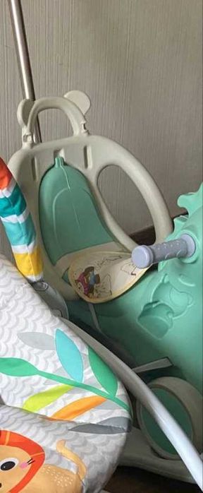 Дитяча каталка-гойдалка.