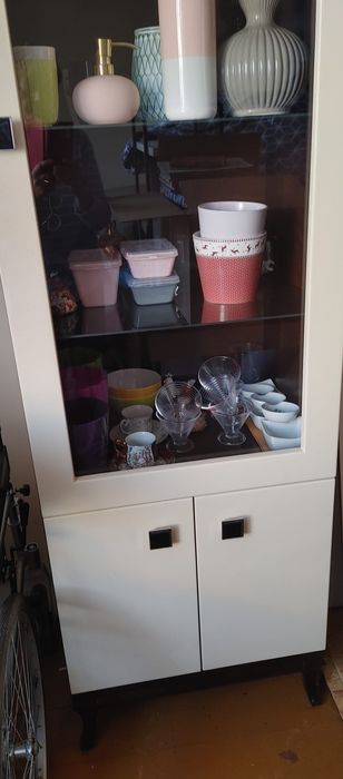 Witryna przeszklona lakierowana beżowa