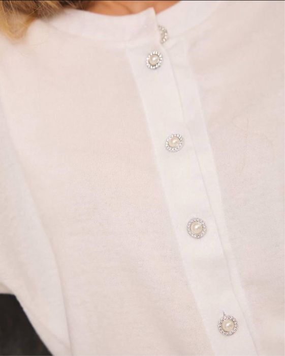 Молочний костюм з спідницею в стилі Old Money