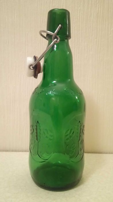 Zielona butelka z piwa, z porcelanowym kapslem, kolekcje Grolsch