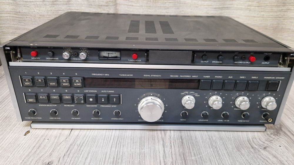 Попередній підсилювач з вбудованим  FM тюнером Revox- B739