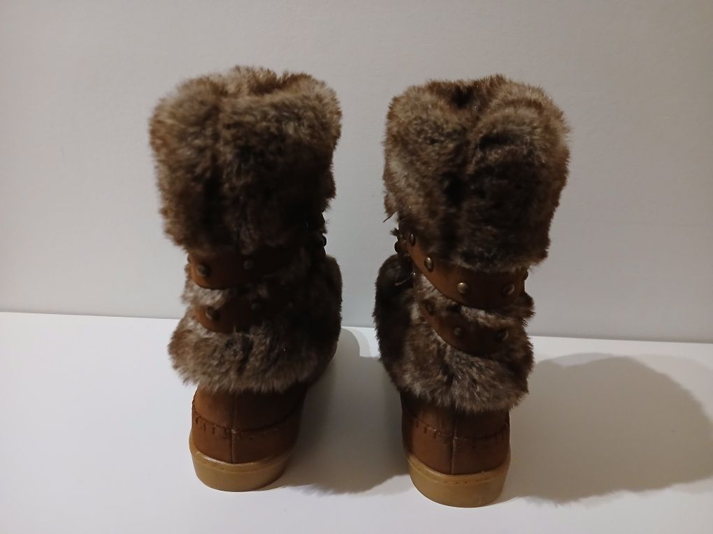 Botas castanhas com pêlo